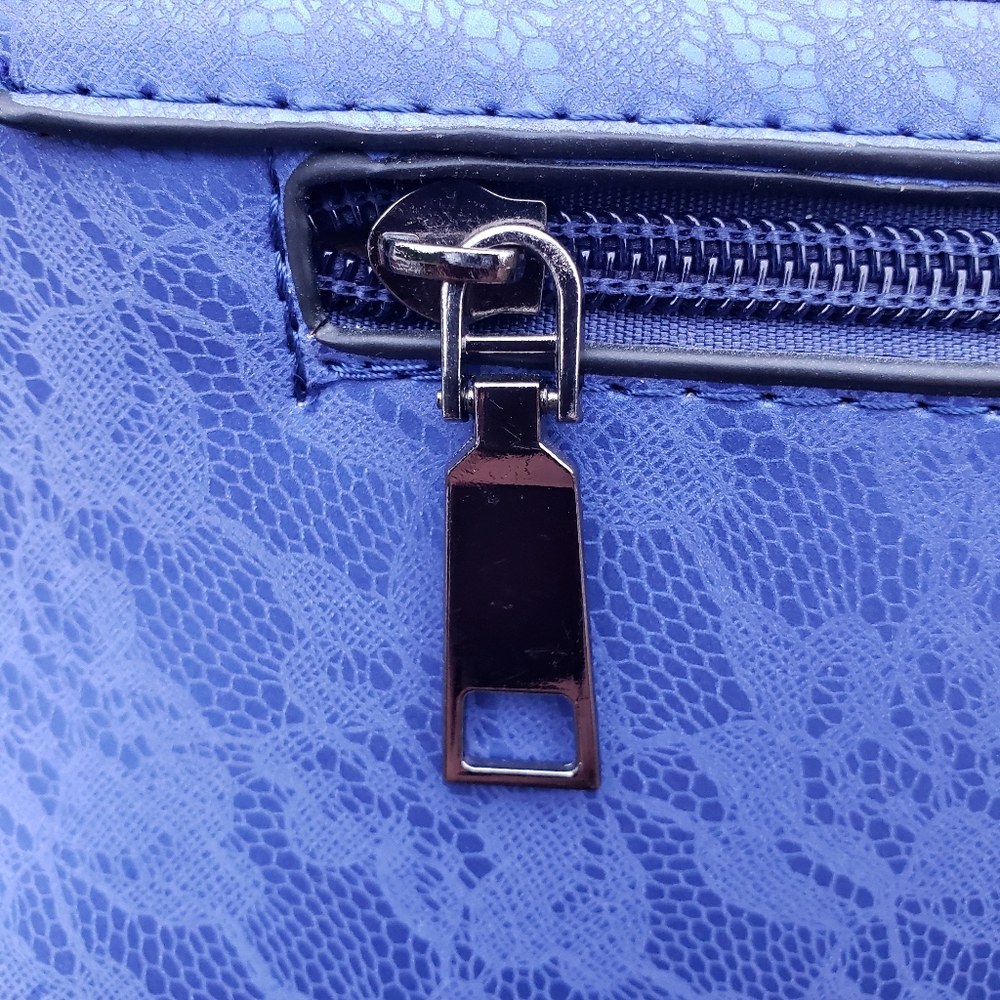 Blue purse with lace look print - Picture 5 of 10